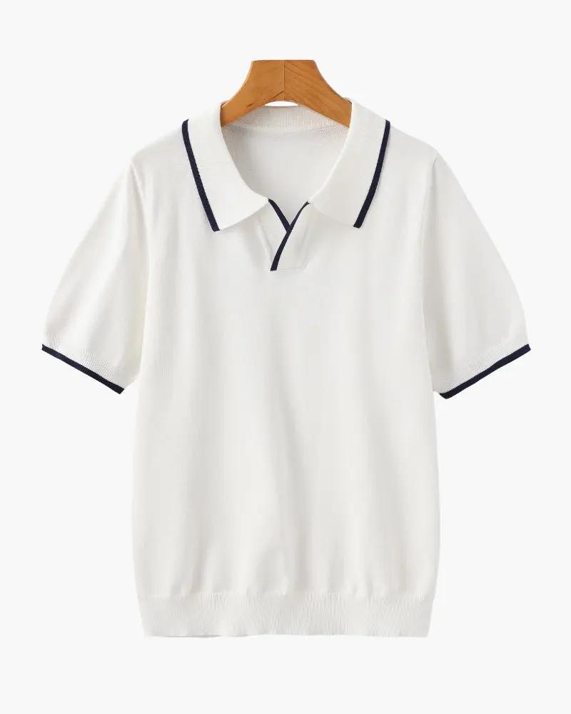 Polo Monaco Edge Old Money avec col en maille et logo brodé, tissu en coton bleu marine, style élégant et décontracté.