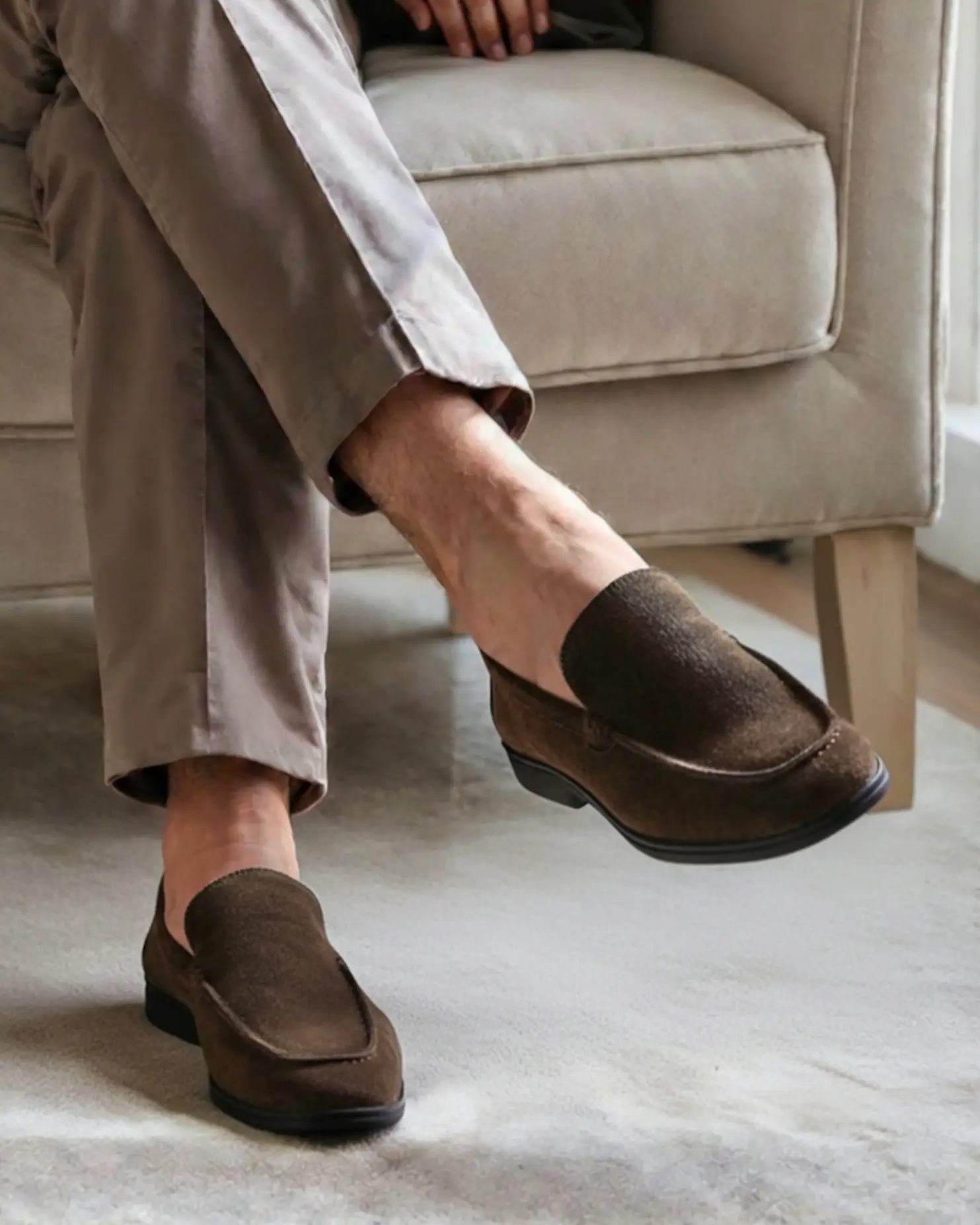 Chaussures mocassins en daim premium de la marque Old Money, avec des semelles noires élégantes et confortables.