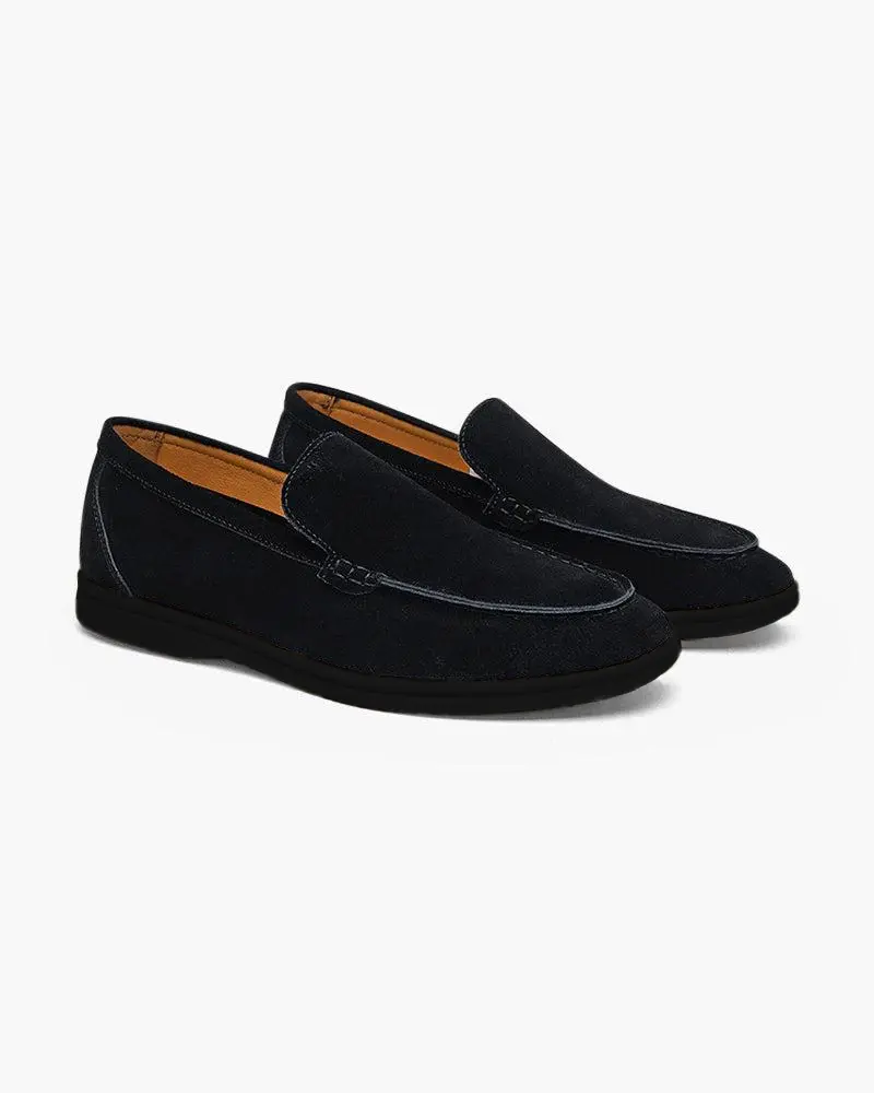 Chaussures mocassins en daim noir de marque Old Money, semelles noires élégantes et confortables.