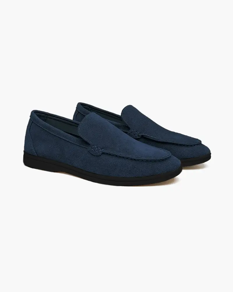 Chaussures mocassins en daim premium Old Money, noir avec semelles noires, vue de face sur le modèle MarineBlue.