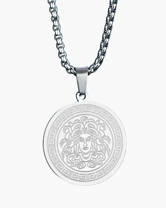 Chaîne longue Medusa en or et argent de la marque Old Money, détail de la pièce avec pendentif Medusa.