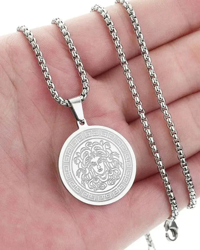Chaîne longue Medusa en or et argent de la marque Old Money, détail de la chaîne avec pendentif Medusa en métal précieux.