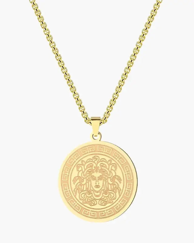 Chaîne longue Medusa en or et argent de la marque Old Money, détail de la tête de Méduse en pendentif.