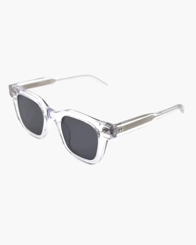 Lunettes de soleil Miami Old Money avec monture élégante et verres foncés, vue de face sur fond blanc.