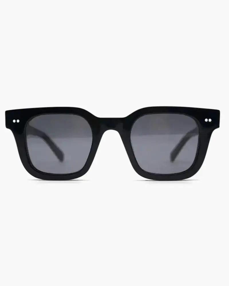 Lunettes de soleil Miami Old Money avec monture épaisse et verres foncés, mode élégante et tendance.