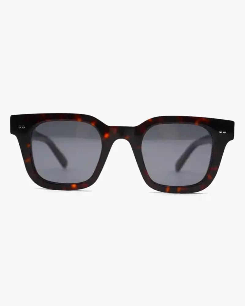 Lunettes de soleil Miami Old Money avec monture élégante et lentilles teintées pour un style sophistiqué.