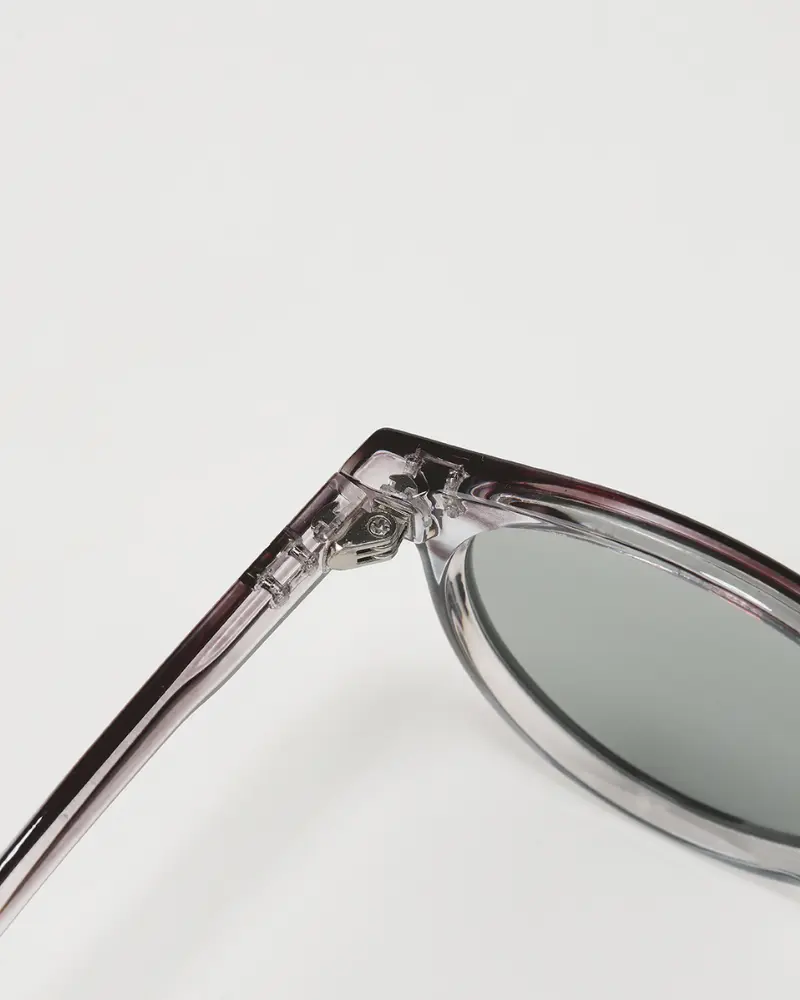 Lunettes de soleil Old Money polarisees avec monture noire et verres teintés, style élégant et moderne.
