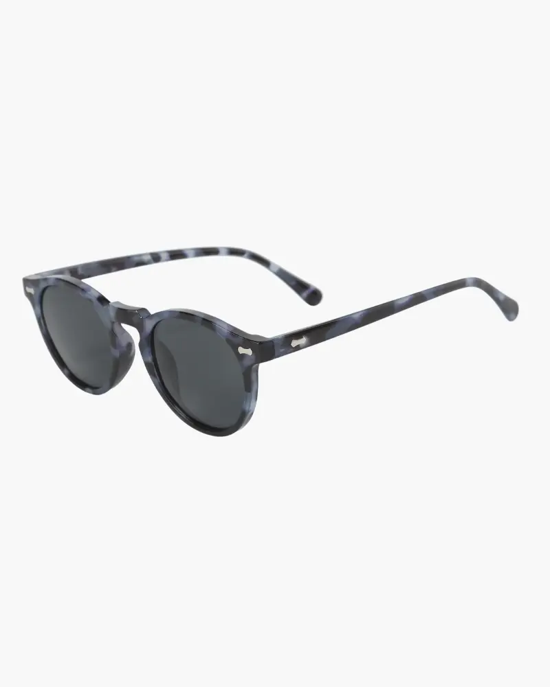 Lunettes de soleil Old Money polarisees avec monture élégante et verres teintés, style vintage et protection UV.