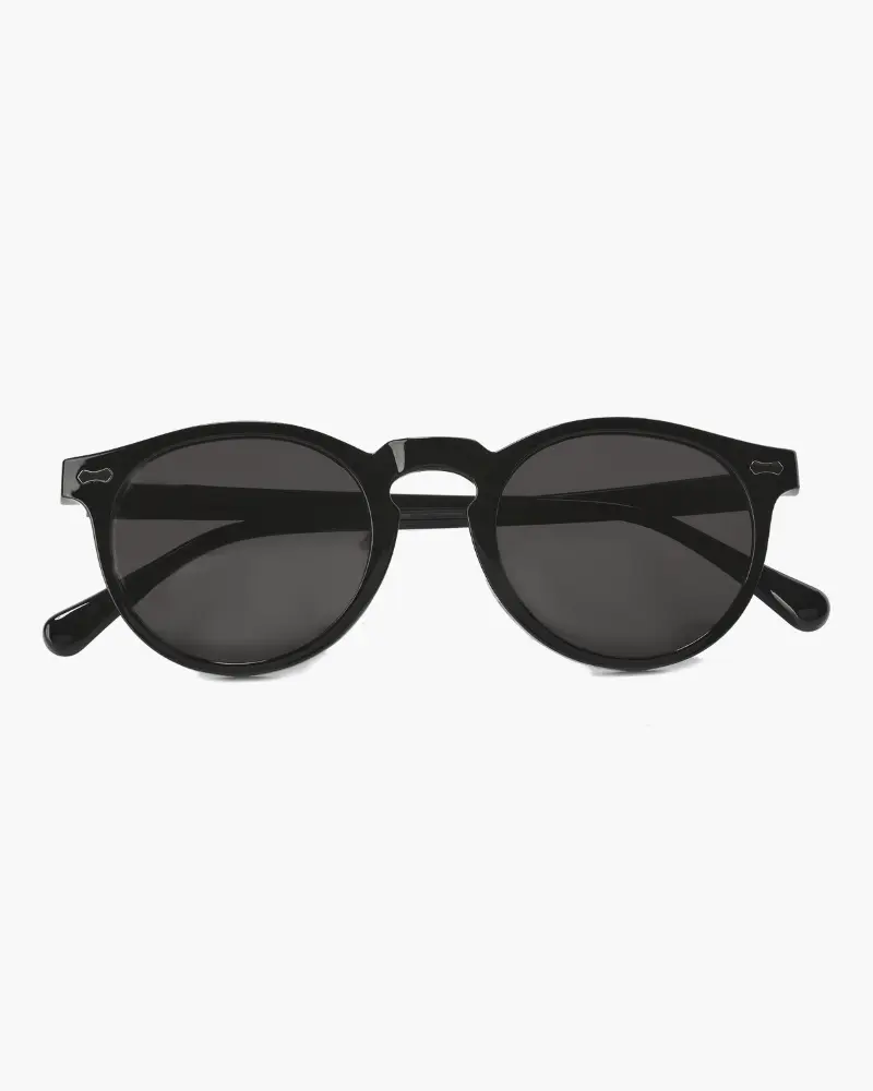 Lunettes de soleil Old Money polarisees avec monture en acétate et verres marron foncé, style classique et élégant.