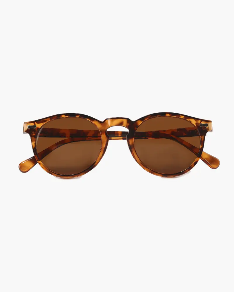 Lunettes de soleil Old Money polarisees avec monture élégante et verres foncés, parfaites pour un style sophistiqué.