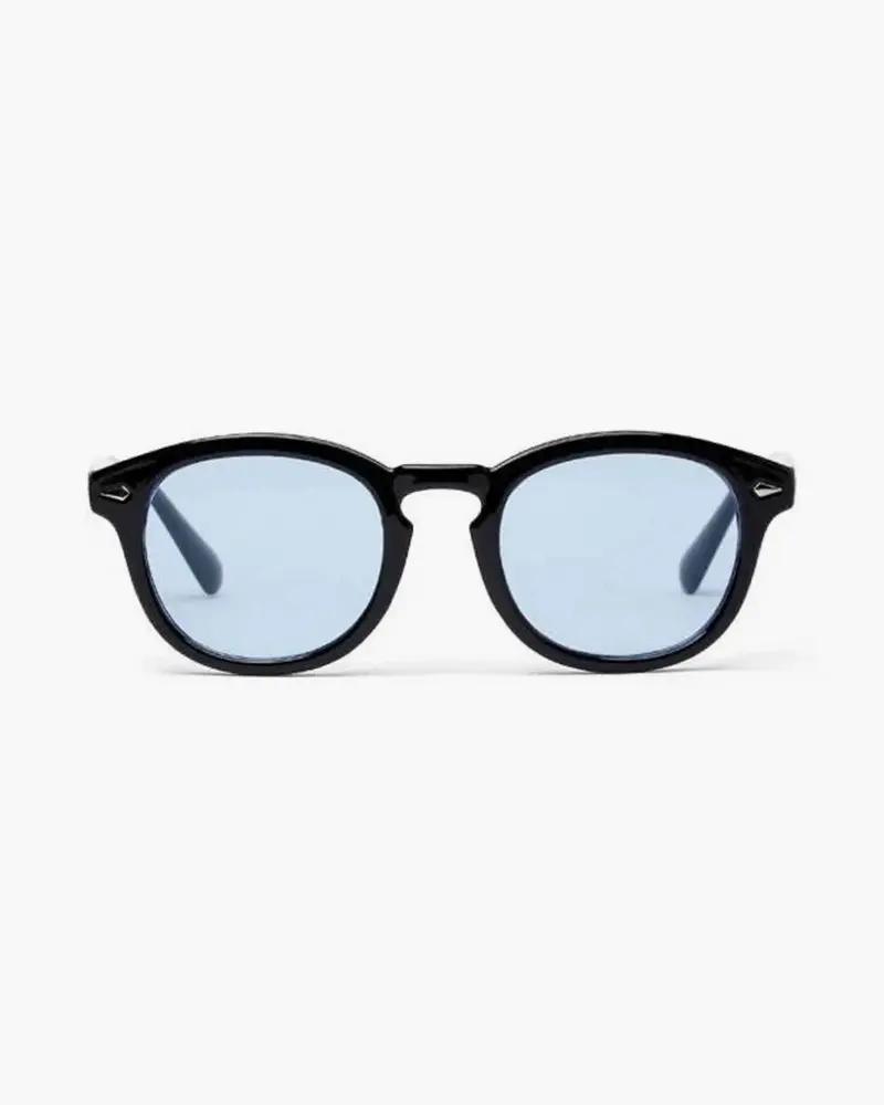 Lunettes teintées Old Money avec monture en acétate et verres foncés, style vintage élégant et tendance.
