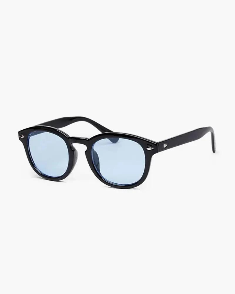 Lunettes teintées Old Money avec monture en acétate et verres foncés, style rétro et élégant pour un look sophistiqué.