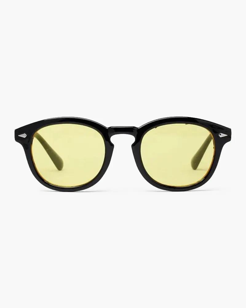 Lunettes teintées Old Money avec monture en métal et verres foncés, style vintage élégant et sophistiqué.
