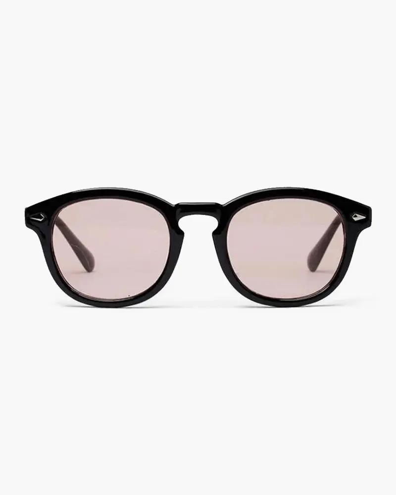 Lunettes teintées Old Money avec monture classique et verres foncés, style élégant et sophistiqué.