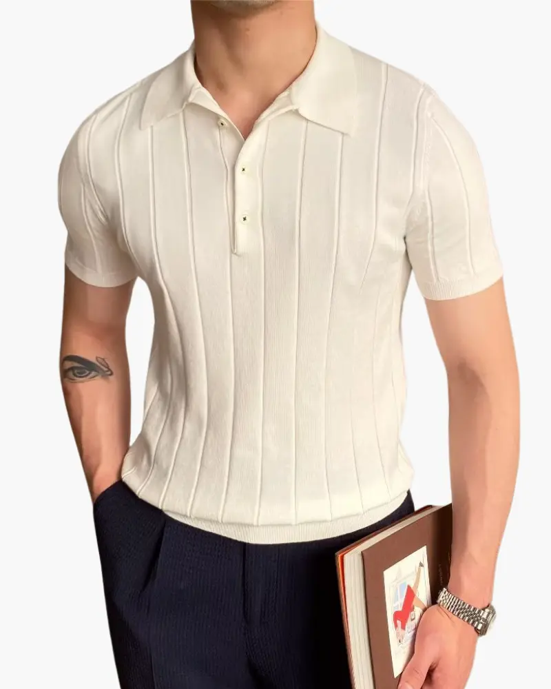 Polo en coton côtelé Old Money avec col classique, porté par un mannequin, vue frontale.