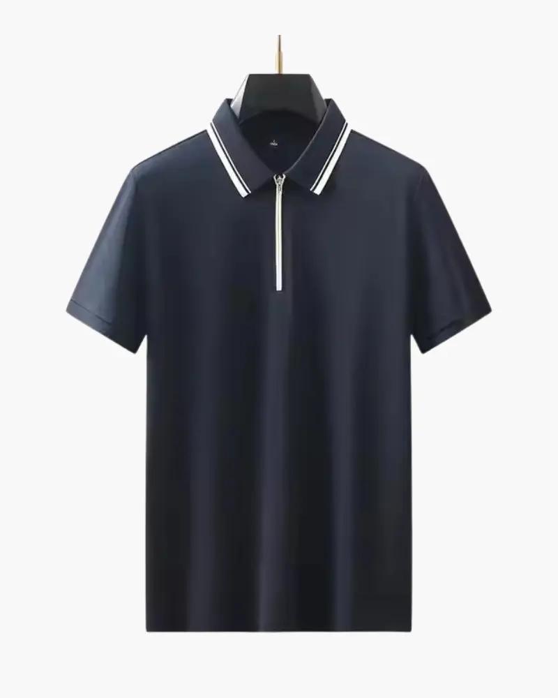 Polo à zip Ridgeway Old Money, chemise en coton bleu avec col et manches longues, porté sur mannequin.