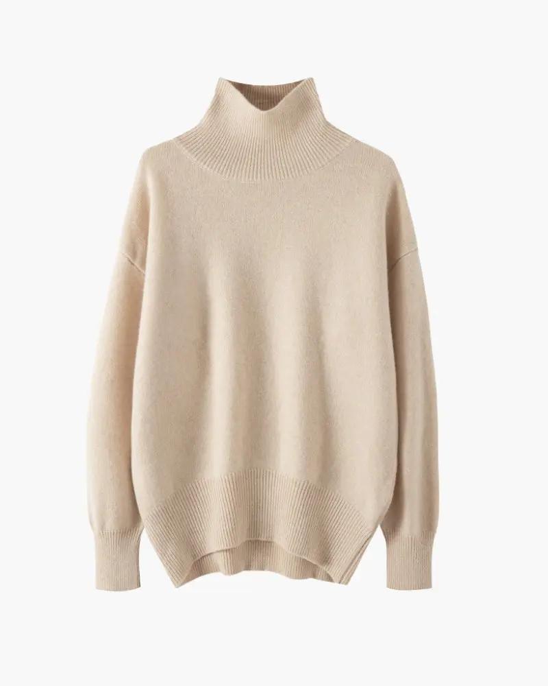 Pull à col roulé Classy Lady de Old Money Women, en laine noire, porté par une femme élégante.