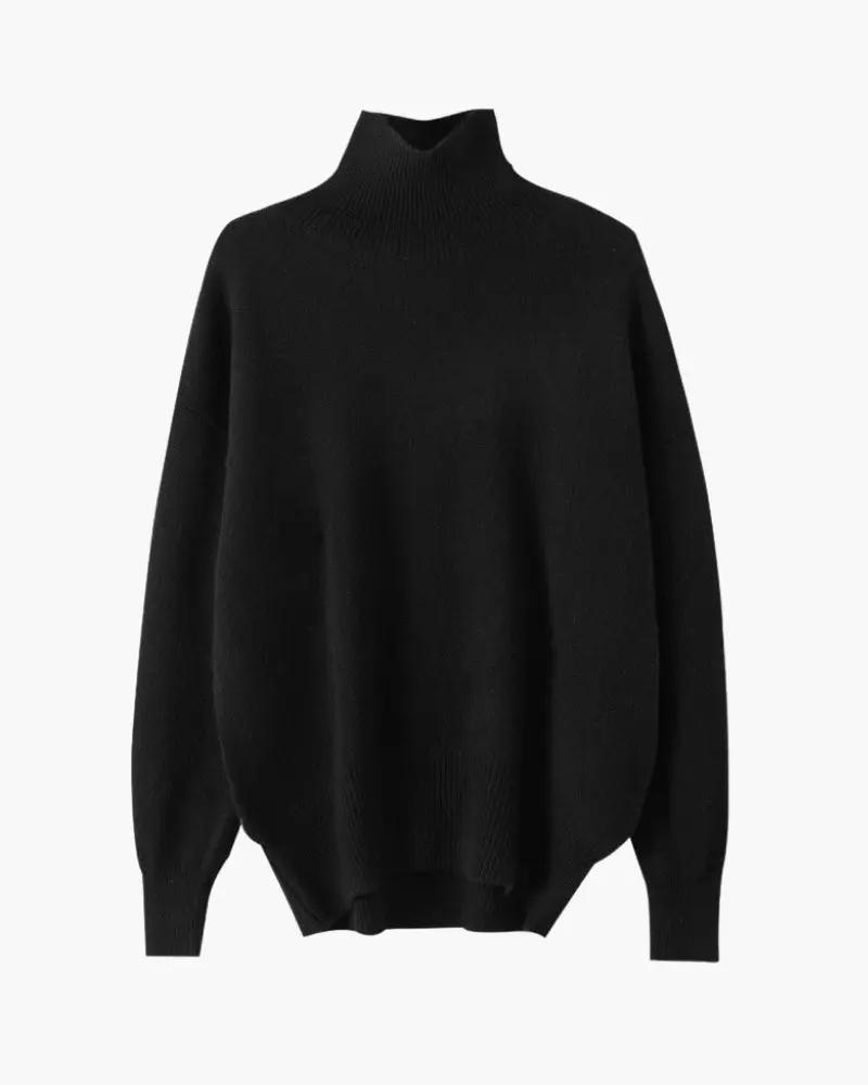Pull à col roulé Classy Lady en maille douce de la marque Old Money Women porté par une femme élégante.