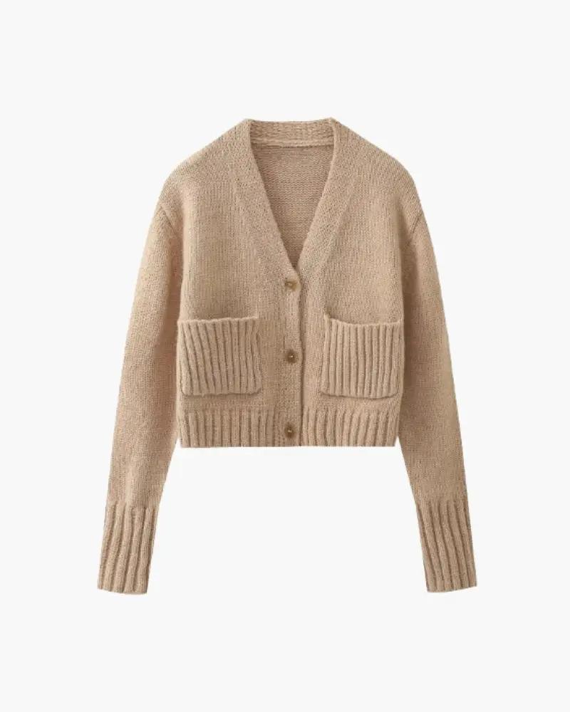 Cardigan en maille douce avec poches de la marque Old Money Women, porté par une femme, couleur neutre, look décontracté.