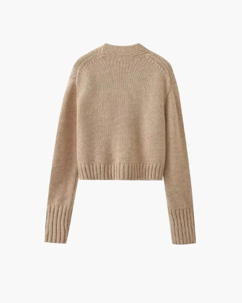 Cardigan en maille douce avec poches, marque Old Money Women, porté, couleur neutre, vêtement d'hiver élégant et confortable.