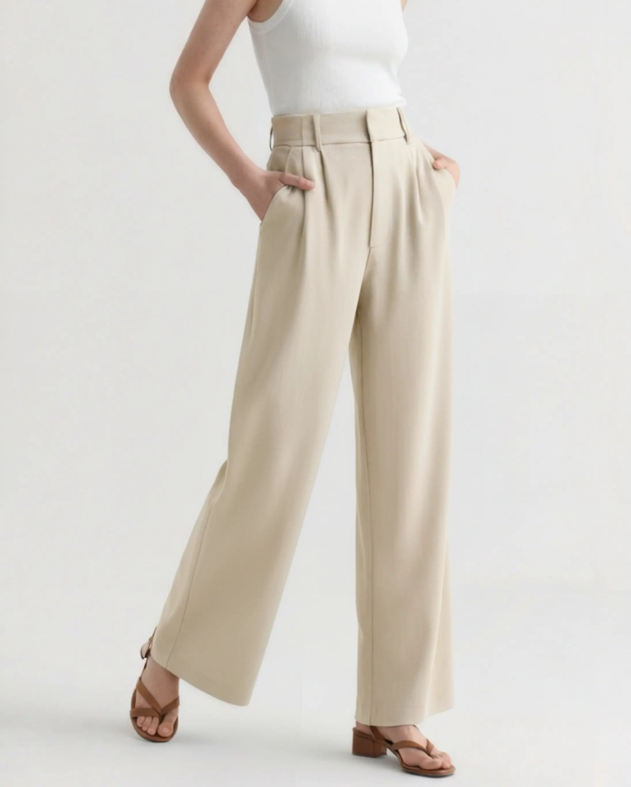 Pantalons larges beige Serena de Old Money Women, pantalon large en tissu léger, vue de face sur fond neutre.