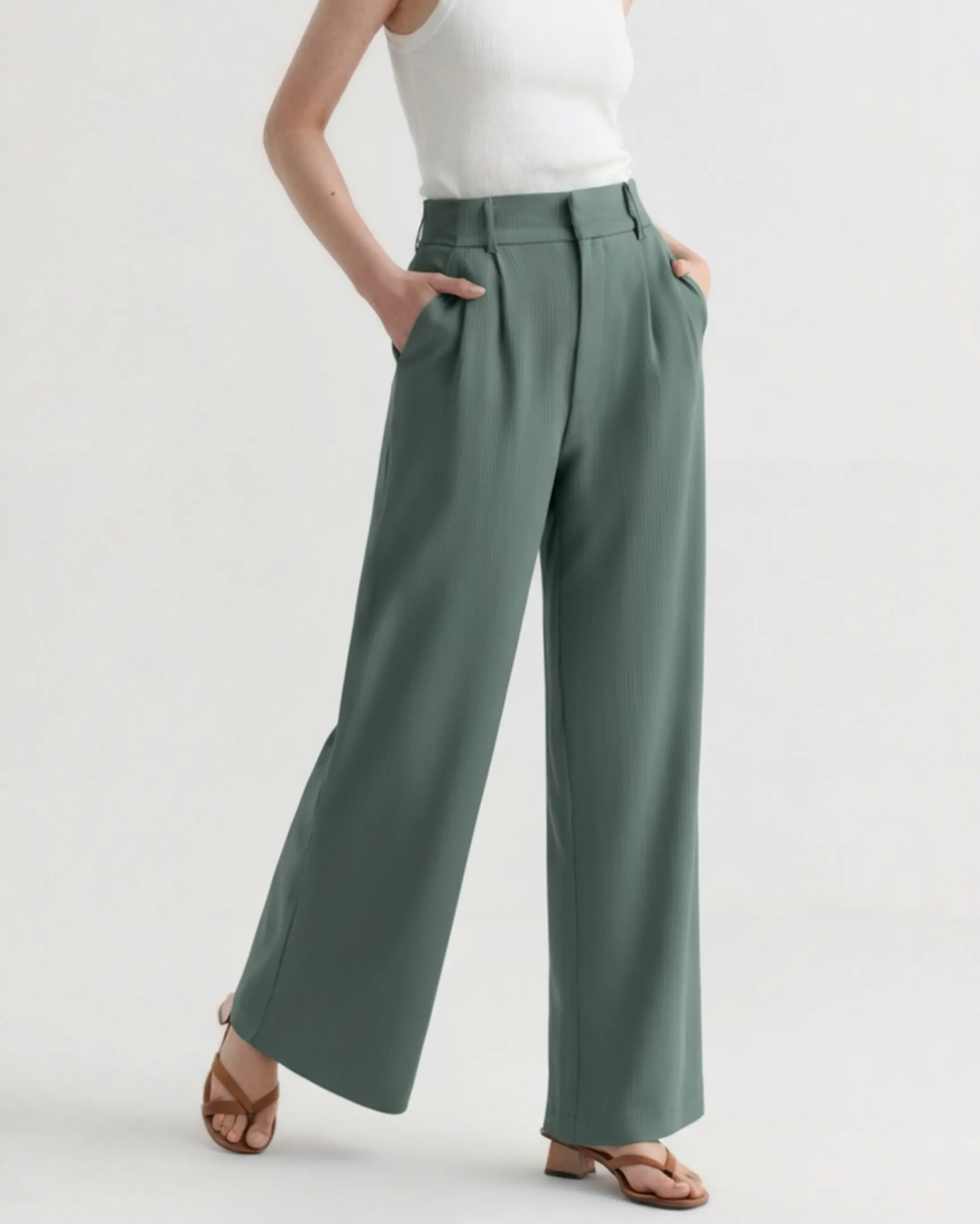 Pantalons larges Serena en beige pour femmes, marque Old Money Women, avec coupe fluide et taille haute.