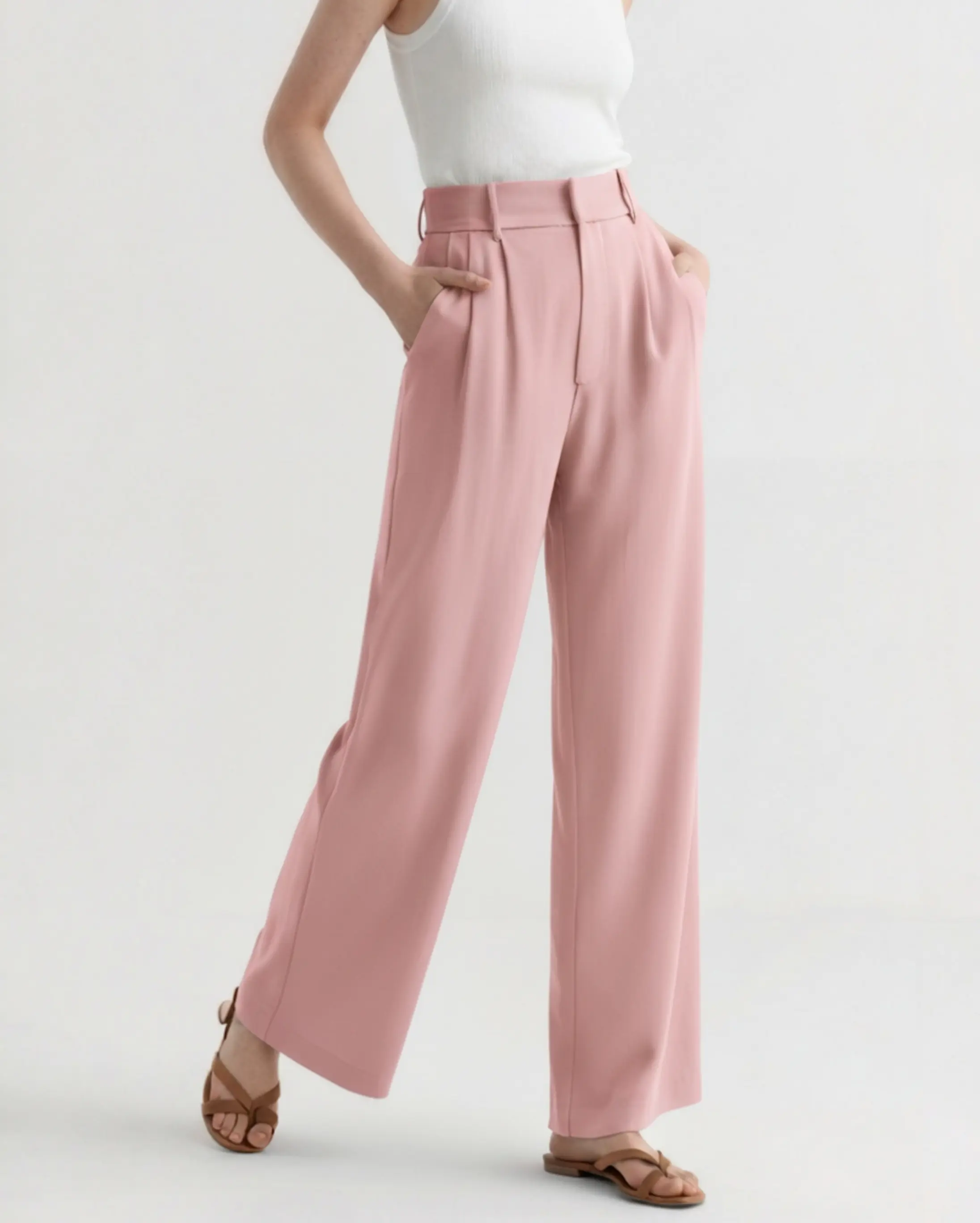 Pantalons larges beige Serena de Old Money Women, coupe ample, tissus léger, style élégant et décontracté.