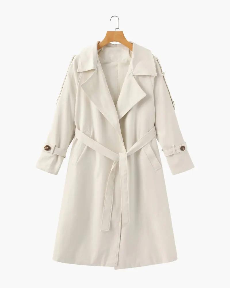 Imperméable Heritage Trench de Old Money Women, manteau beige long avec ceinture et col classique, porté par une femme.
