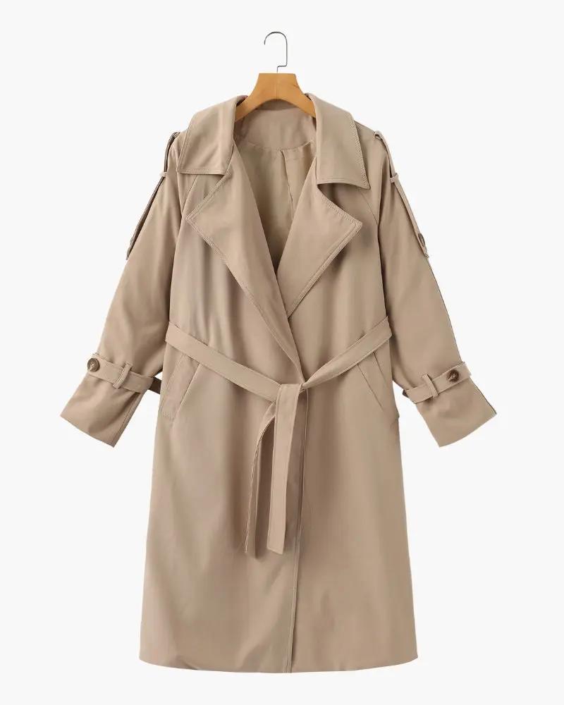 Imperméable trench Heritage de la marque Old Money Women, coupe classique avec ceinture et détails élégants, porté en extérieur.