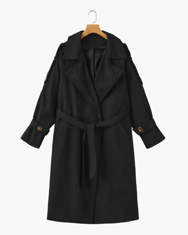 Manteau trench Heritage de la marque Old Money Women, en tissu beige avec ceinture et boutons, porté en extérieur.