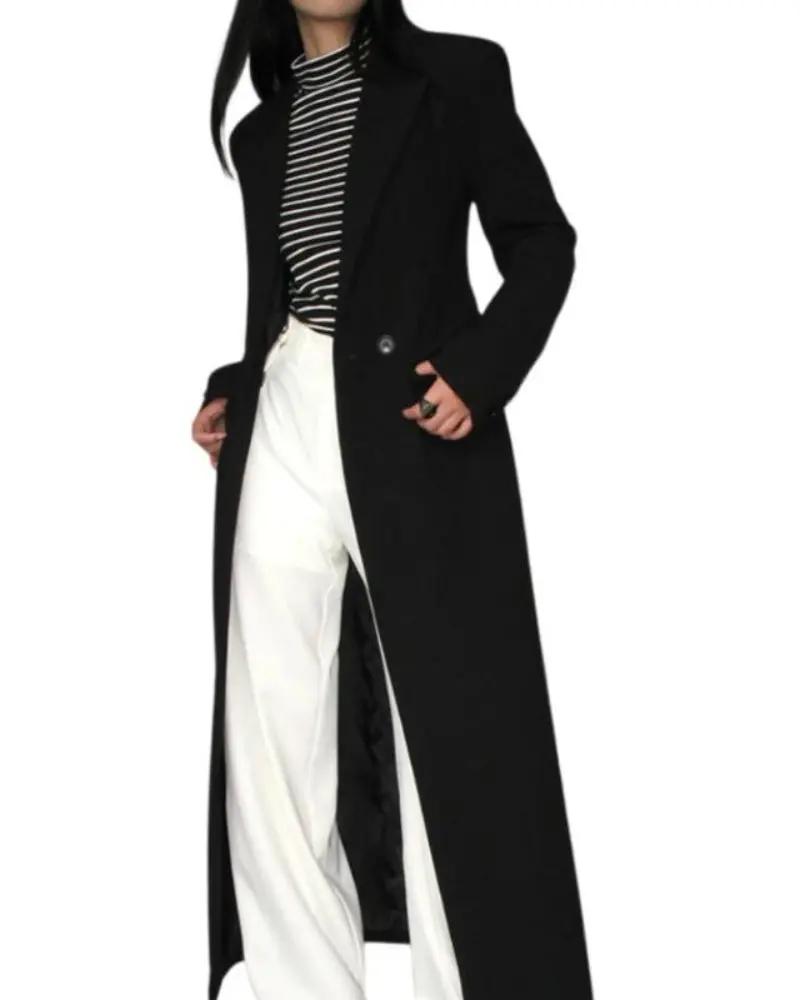 Manteau noir Old Money Women, coupe élégante, porté sur un mannequin, tissu chic et classique pour un style sophistiqué.