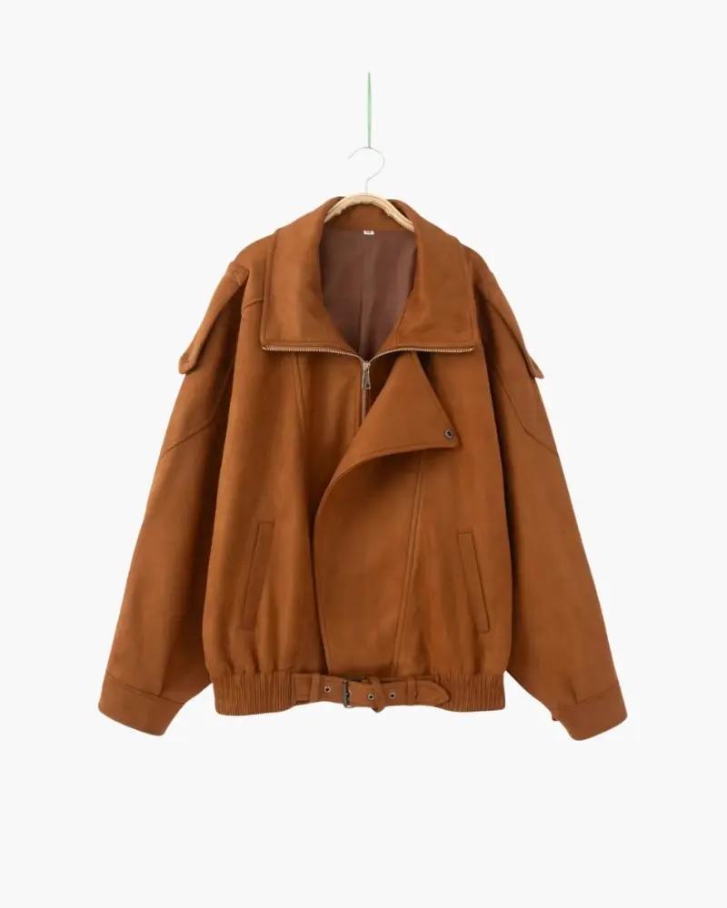 Veste en daim vintage marron pour femme Old Money, coupe drapée et élégante, visible sur fond neutre.