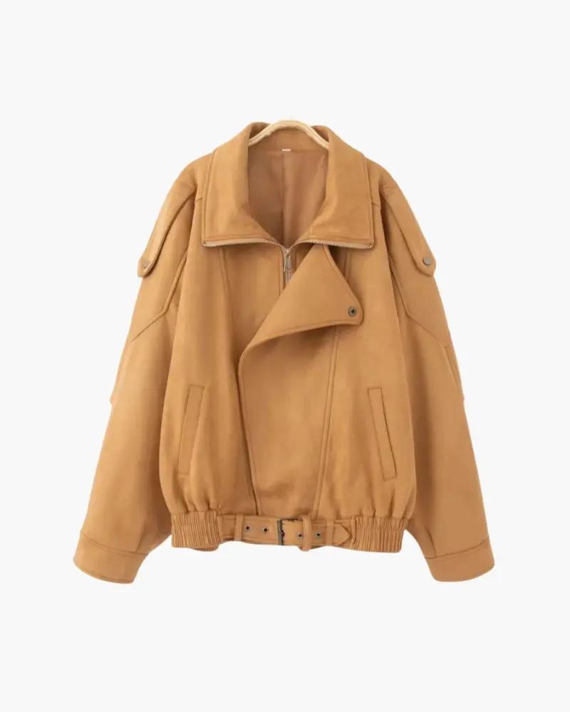 Veste vintage en daim marron pour femme Old Money, coupe drapée et élégante, détails en tissu doux et finition soignée.
