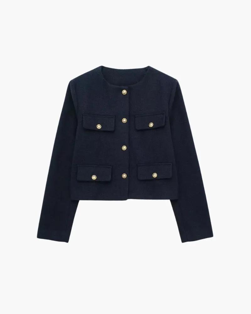 Blazer crop marron Old Money Women Savile, coupe courte, tissu élégant, porté sur un mannequin avec chemise blanche.