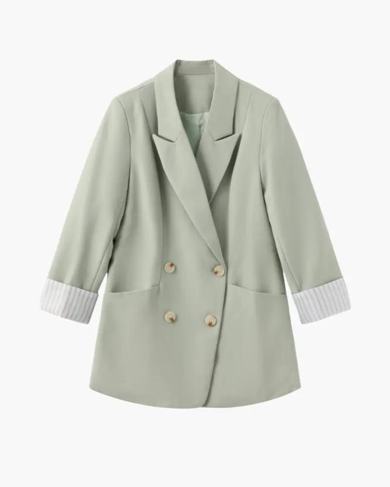 Blazer oversize Lady Luxe Old Money Women, coupe élégante, tissu sophistiqué, porté par une femme dans un style chic et moderne.