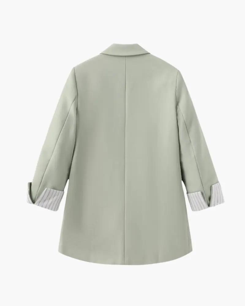 Blazer oversize Lady Luxe de la marque Old Money Women porté par une femme, style élégant et moderne en tissu noir.