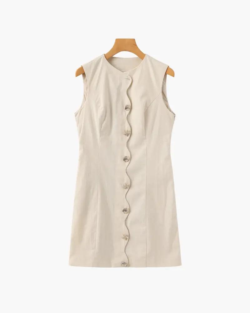 Robe Shellie d'Old Money Women en tissu léger, avec détails élégants et coupe fluide, portée sur un fond neutre.