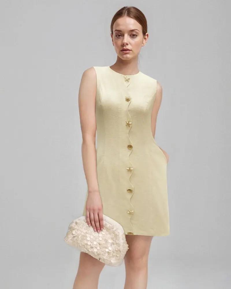 Robe Shellie de Old Money Women en tissu fluide, avec coupe élégante et détails sophistiqués pour un look chic et féminin.