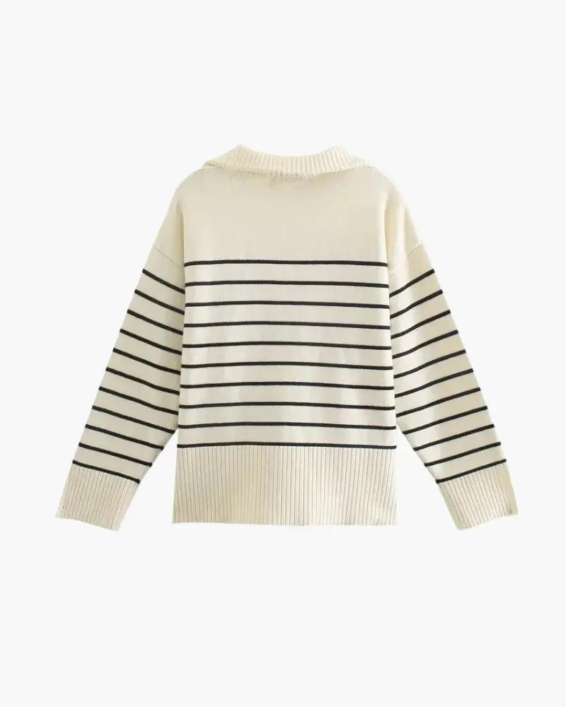 Pull en maille chic pour femmes Old Money, couleur neutre, porté sur mannequin, détails du tricot élégant visible.
