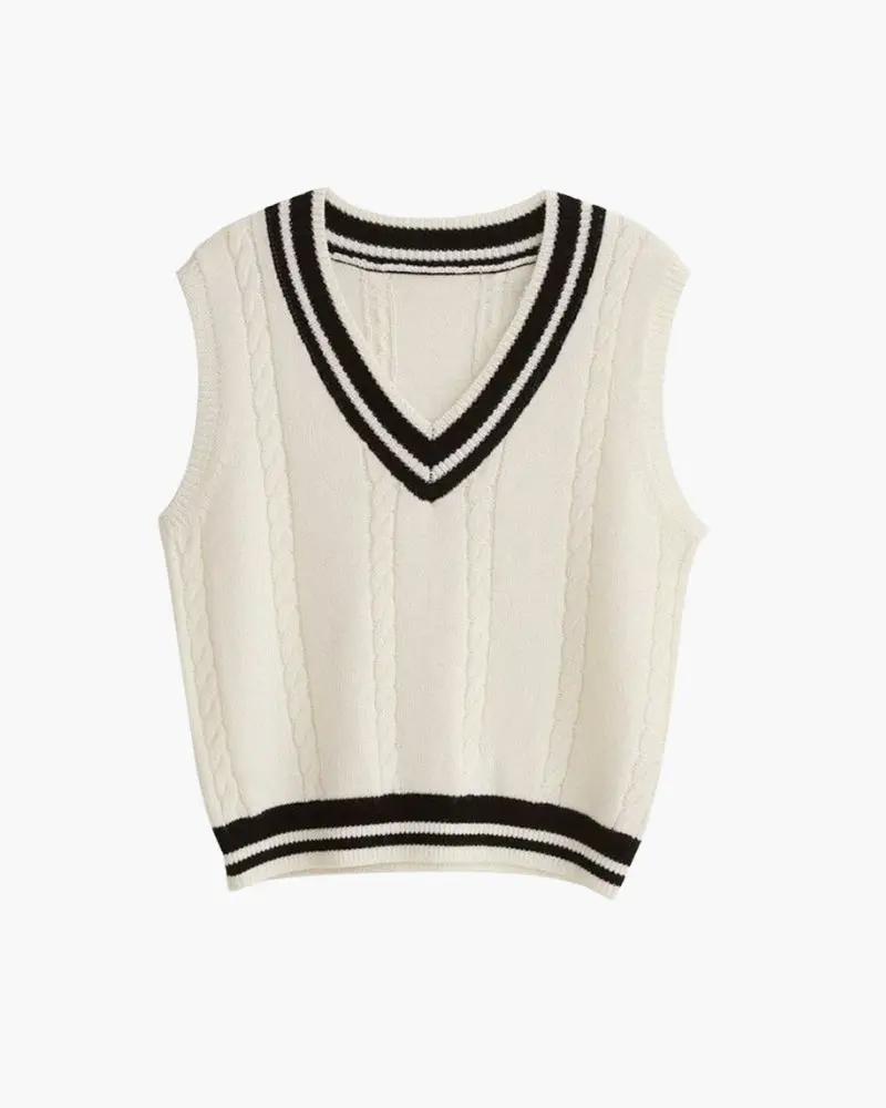 Pull femme riche Old Money Women, gilet en laine élégante, porté sur un chemisier blanc, style sophistiqué et classique