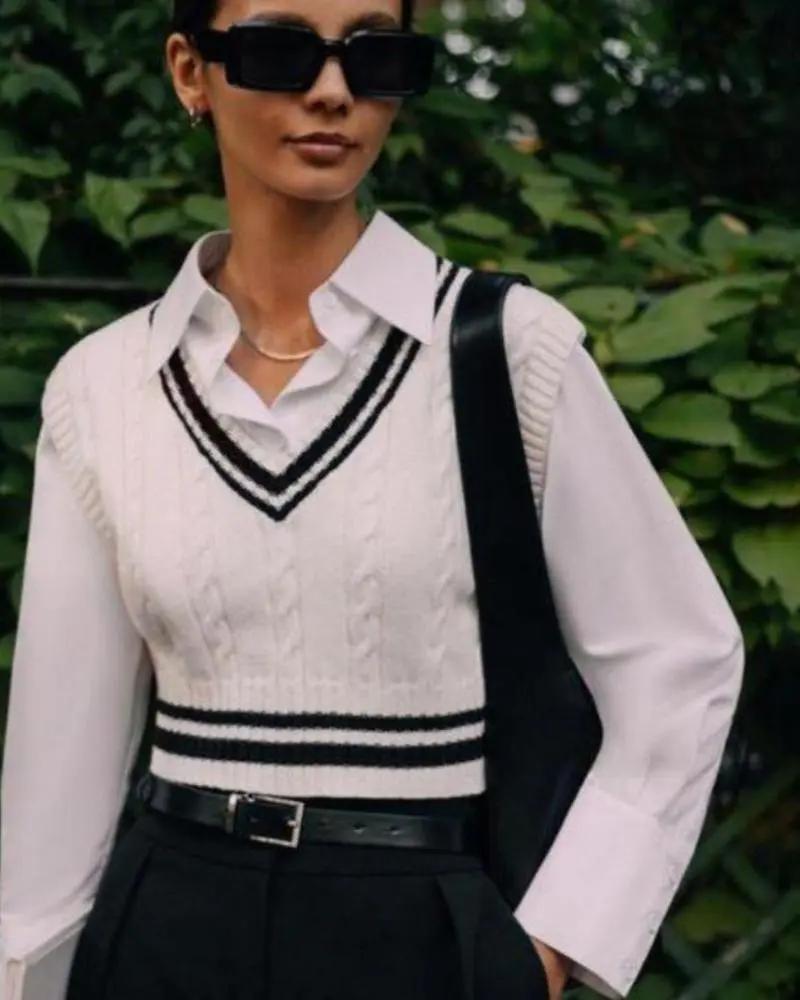 Gilet femme Lady's Rich de la marque Old Money Women, en tricot élégant avec détails sophistiqués, porté sur un mannequin.