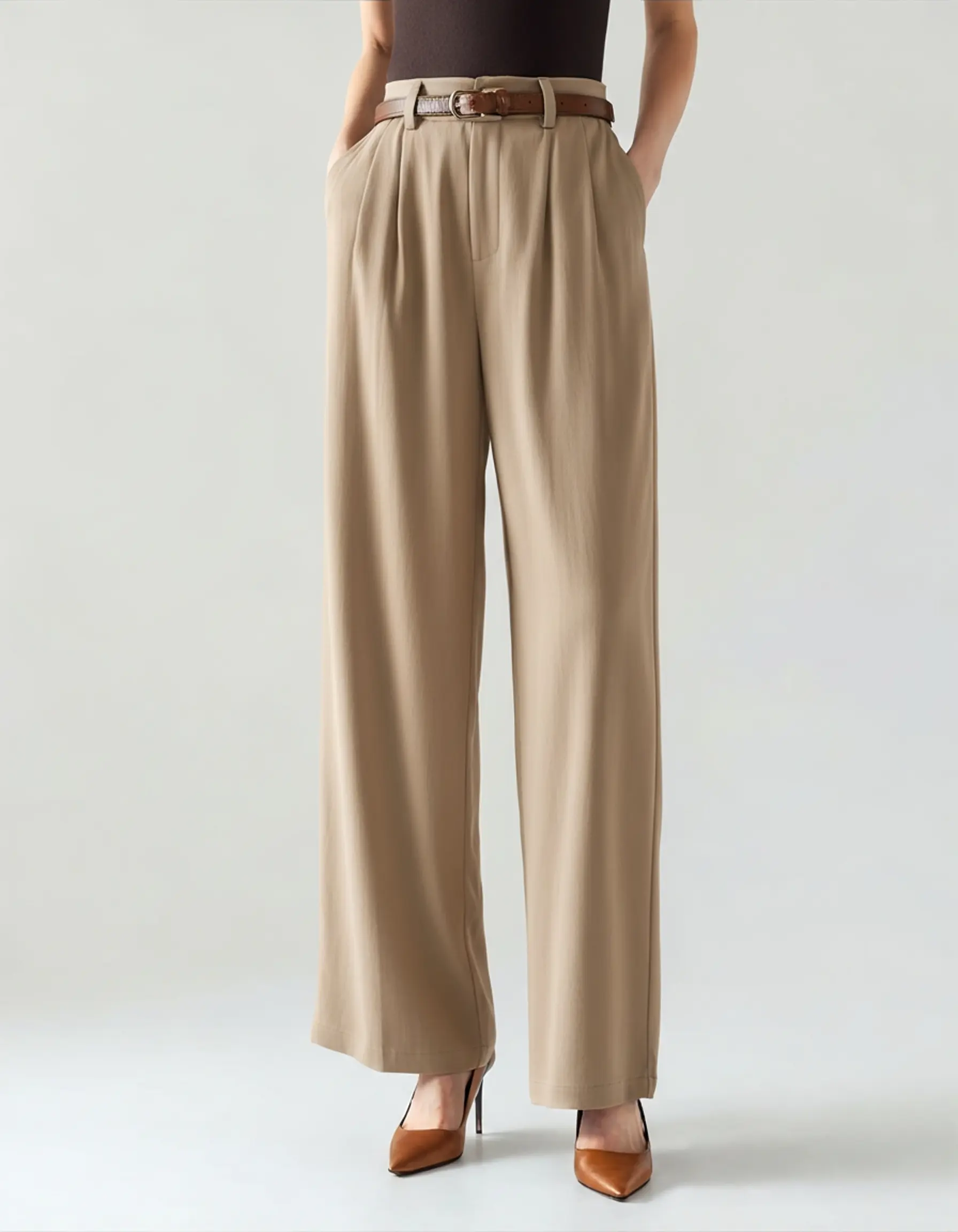 Pantalons Capri pour femmes Old Money, coupe élégante et confortable, en tissu léger, portés avec un haut blanc et des sandales.
