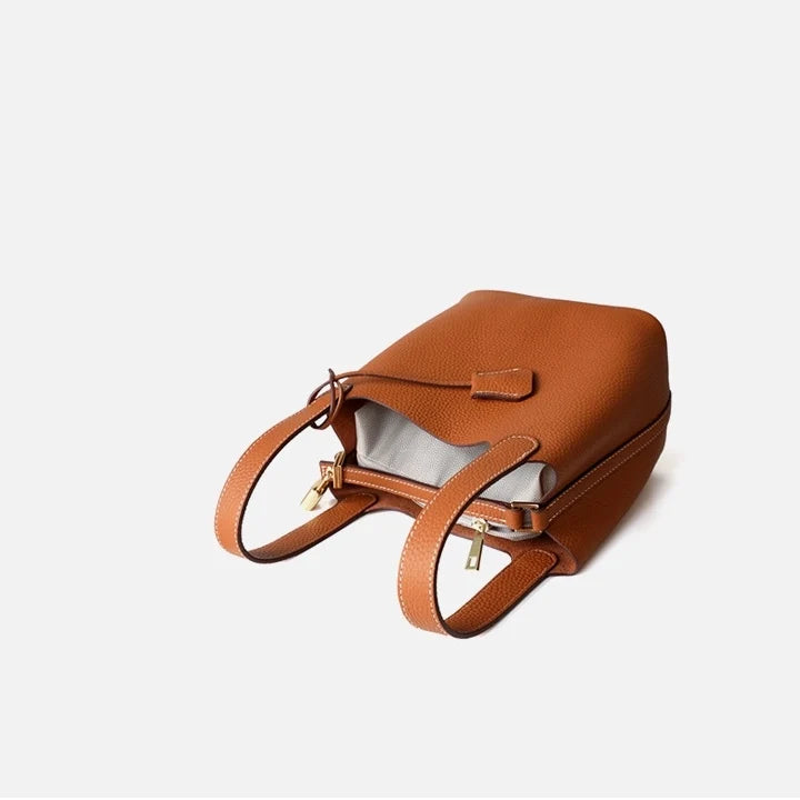 Sac seau Portico de Danoir Paris en orange, en cuir souple avec poignée en corde, vue en gros plan sur le devant.