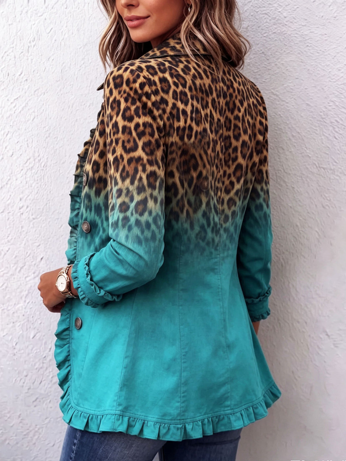 Blazer Léopard dégradé turquoise avec volants de la marque Danoir Paris, porté sur un mannequin, détails élégants et motifs sauvages.