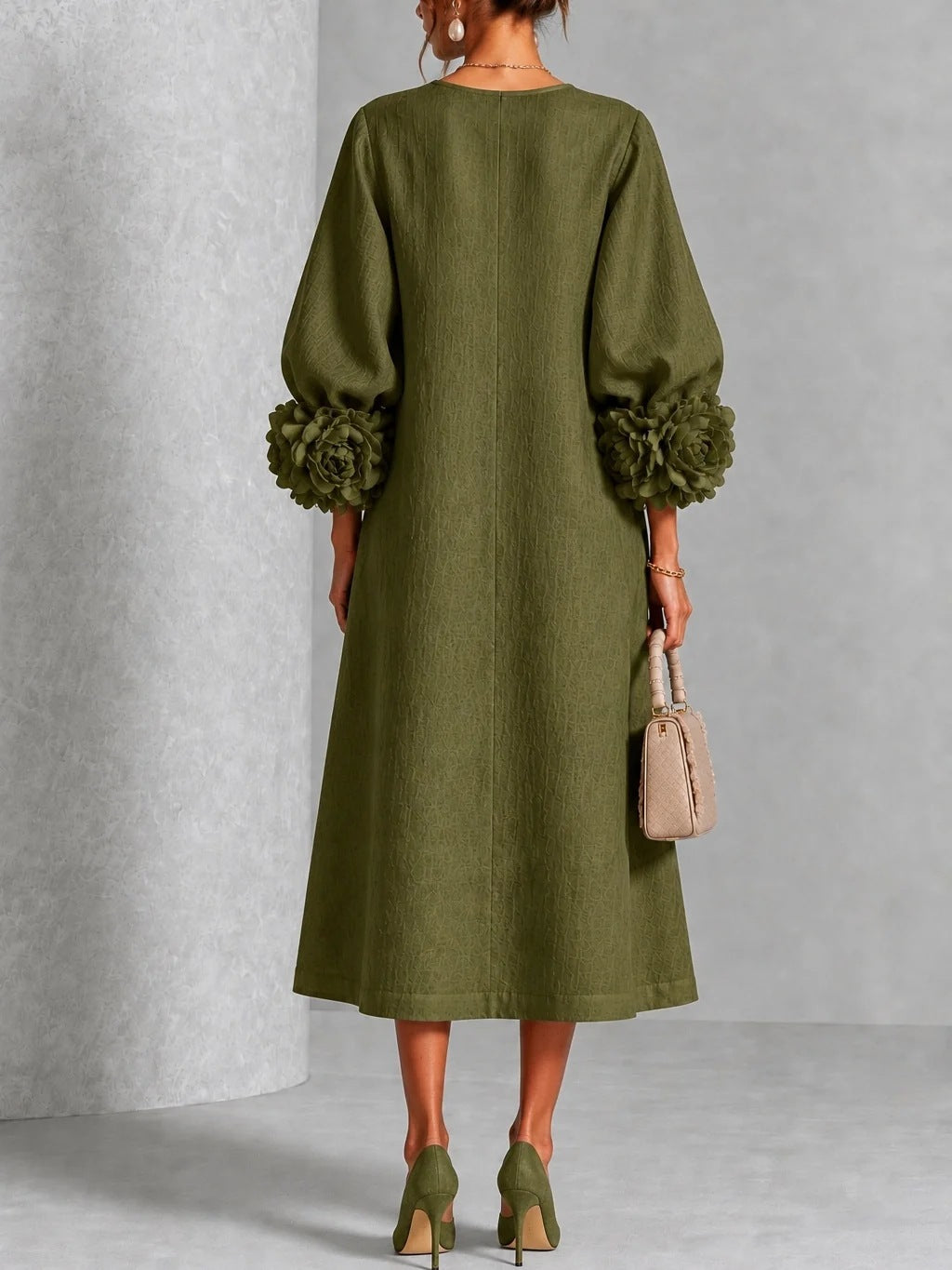 Robe à rosaces 3D Hydra™ de Danoir Paris, robe élégante avec motifs en relief, portée en soirée ou pour une occasion spéciale.
