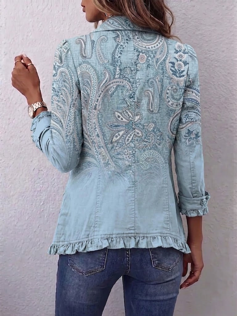 Veste vintage Émilie Danoir Paris en tissu paisley bleu ciel avec volants, style rétro élégant et féminin.