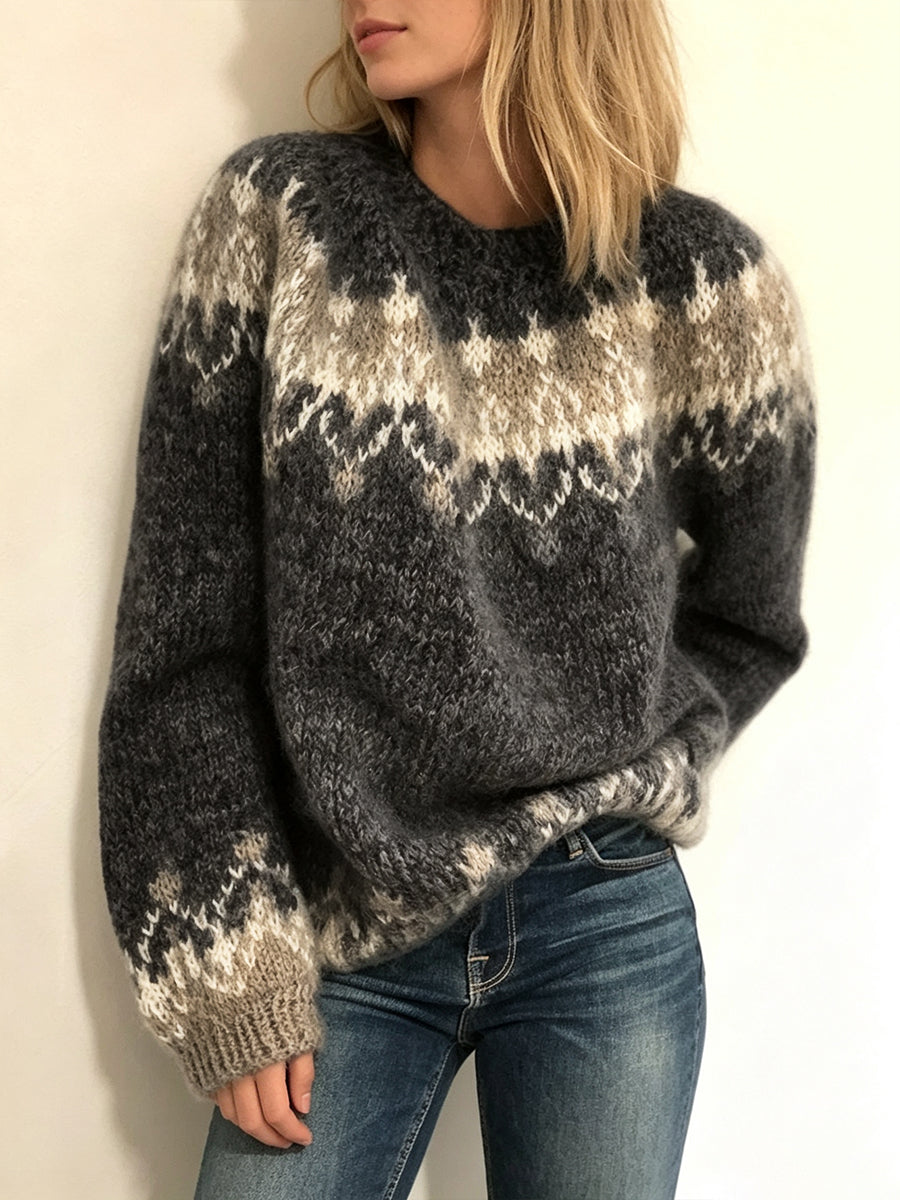 Pull en tricot décontracté Danoir Paris à col rond style Fair Isle avec motifs colorés, porté sur mannequin.
