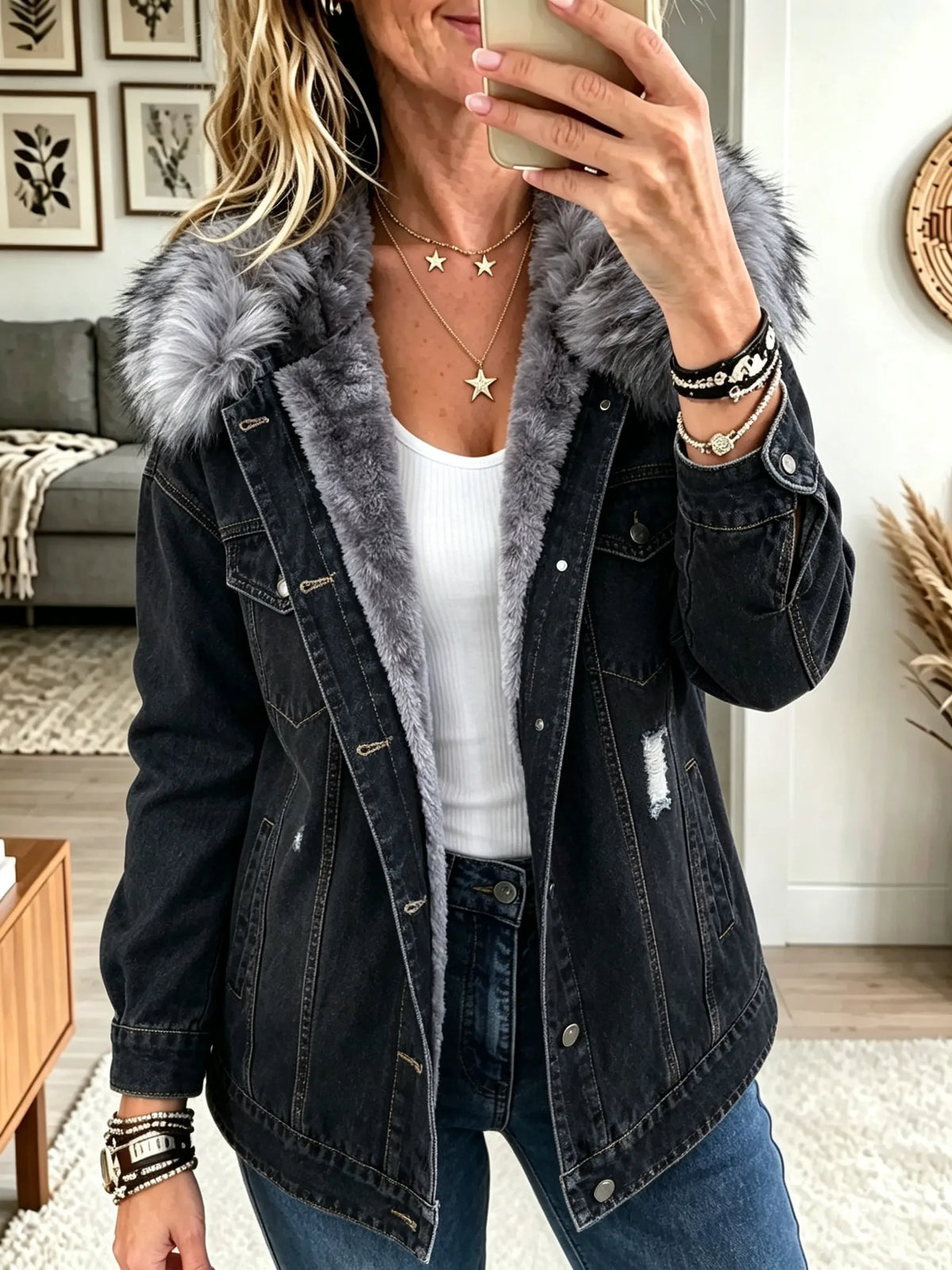 Veste en jean Danoir Paris Honora avec col en fourrure synthétique et doublure en fleece, vue de face, détails de la texture denim.