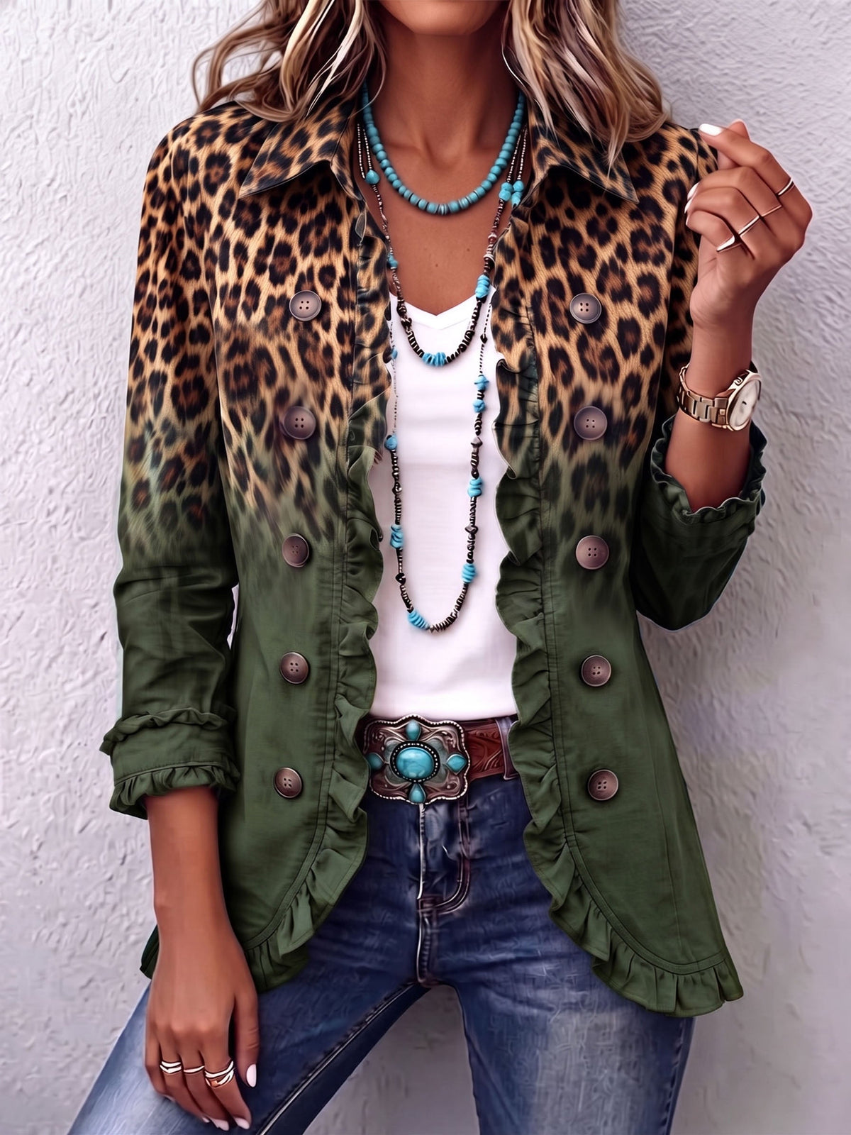 Blazer léopard dégradé turquoise à volants Danoir Paris, style féminin et tendance, porté sur mannequin dans une tenue élégante.
