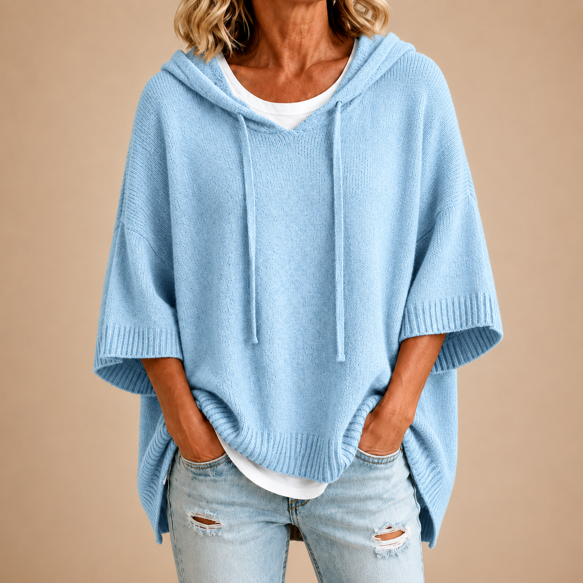 Poncho en maille bleue avec capuche de la marque Danoir Paris, style décontracté et confortable.